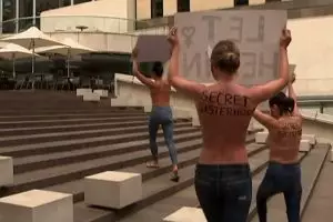 Sekelompok wanita lakukan protes bertelanjang dada