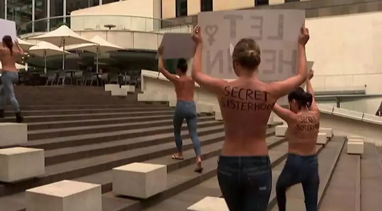 Sekelompok wanita lakukan protes bertelanjang dada