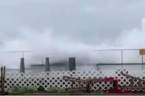 Ngeri, Gelombang laut setinggi 25 kaki hantam California