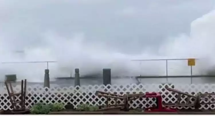 Ngeri, Gelombang laut setinggi 25 kaki hantam California