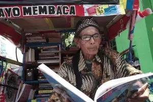 Pelajar hingga pemulung baca buku gratis di Becak Pustaka Jogja