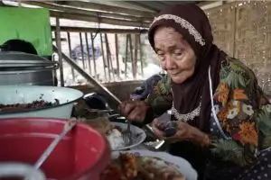 Suka duka Mbah Waginah, setia berjualan gudeg di usia senja