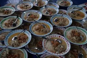 Tradisi takjil bubur Masjid Sabilurrosyad sejak abad 16