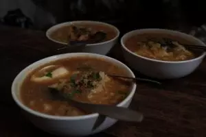 Kuliner legendaris sego godog Pak Pethel,  antreannya hingga 3 jam