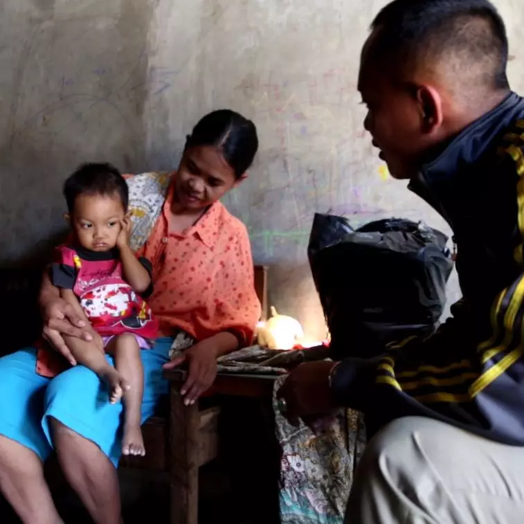 Anggota Satpol PP berhati mulia, bantu anak yatim dan lansia