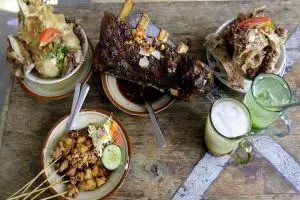 Sensasi makan tulang dinosaurus viral, antrenya berjam-jam