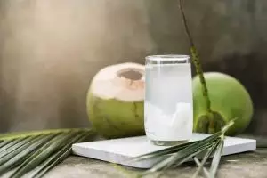 Benarkah air kelapa bisa mengatasi keracunan makanan? Simak faktanya