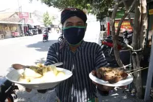 Abdi dalem jualan sate kere pakai gending Jawa, sehari ludes 60 porsi