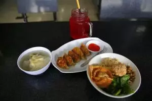 Mi Ayam Grabyas Red Door, kuliner hits jadi buruan meski pindah tempat