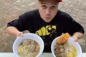 Jalan Makan This or That, Bakso Samrat vs Bakso Titoti enakan mana?