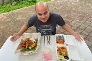 Jalan Makan This or That, Cork&Screw vs Mak Ciak Nasi Padang 167 ribu?