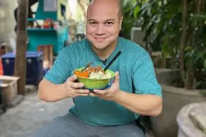 Jalan Makan Mie Ayam Simprug, sensasi makan mi di pinggir rel kereta