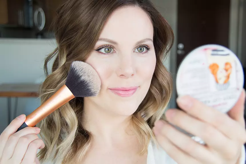 Cara makeup untuk kulit berjerawat agar terlihat mulus Istimewa