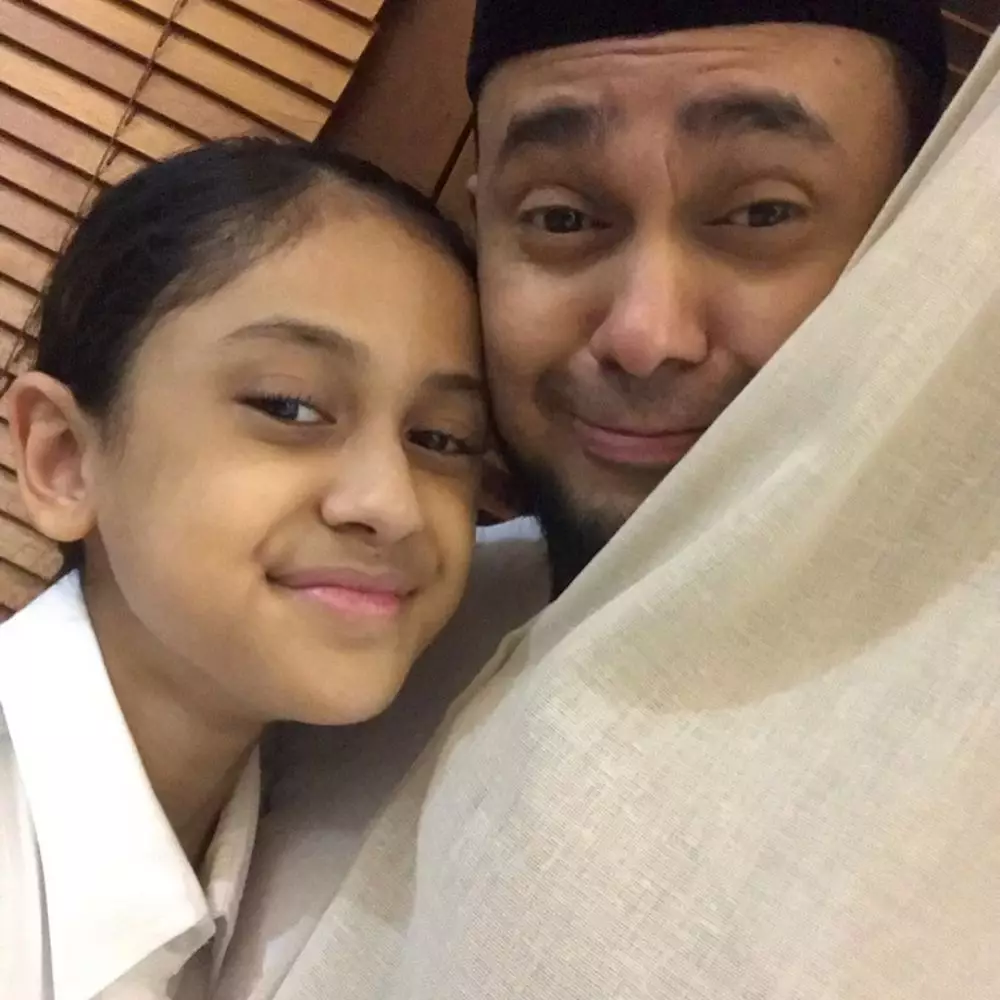 Wajah anak cewek seleb ini mirip banget ayahnya instagram 