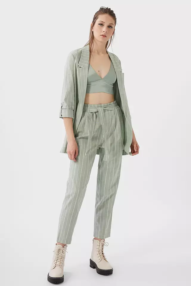 Padu padan celana bergaris © 2020 brilio.net Padu padan celana bergaris © 2020 brilio.net