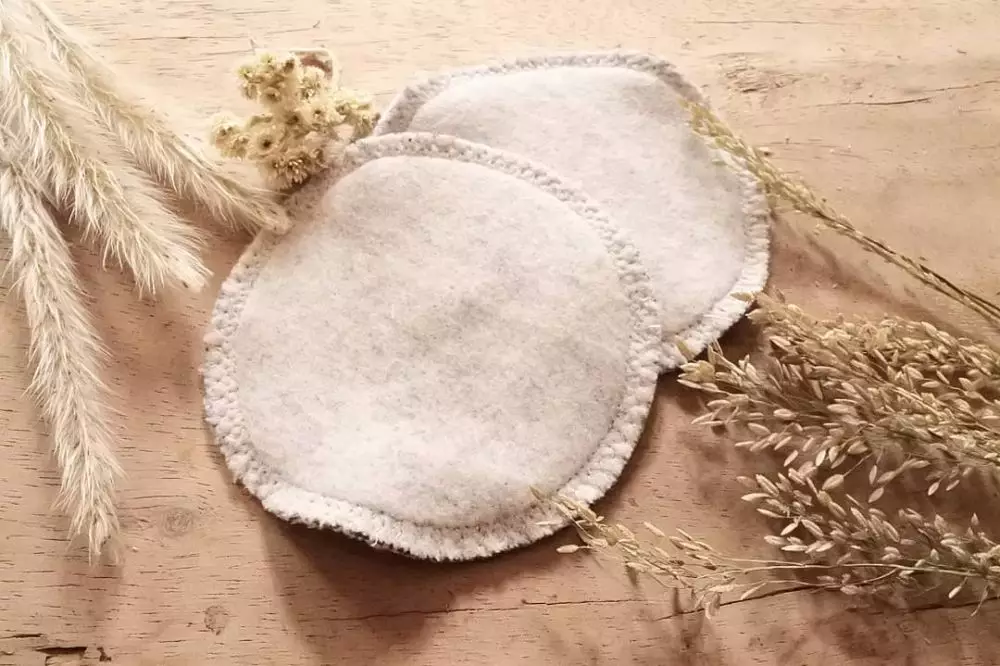 Langkah-langkah bersihkan maskara waterproof © 2020 brilio.net Langkah-langkah bersihkan maskara waterproof © 2020 brilio.net