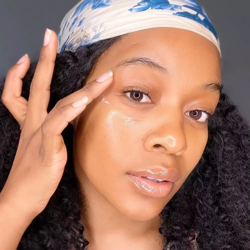 Langkah-langkah bersihkan maskara waterproof © 2020 brilio.net Langkah-langkah bersihkan maskara waterproof © 2020 brilio.net