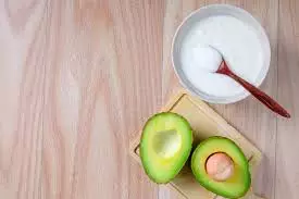 Membuat masker dari yogurt © 2020 brilio.net Membuat masker dari yogurt © 2020 brilio.net