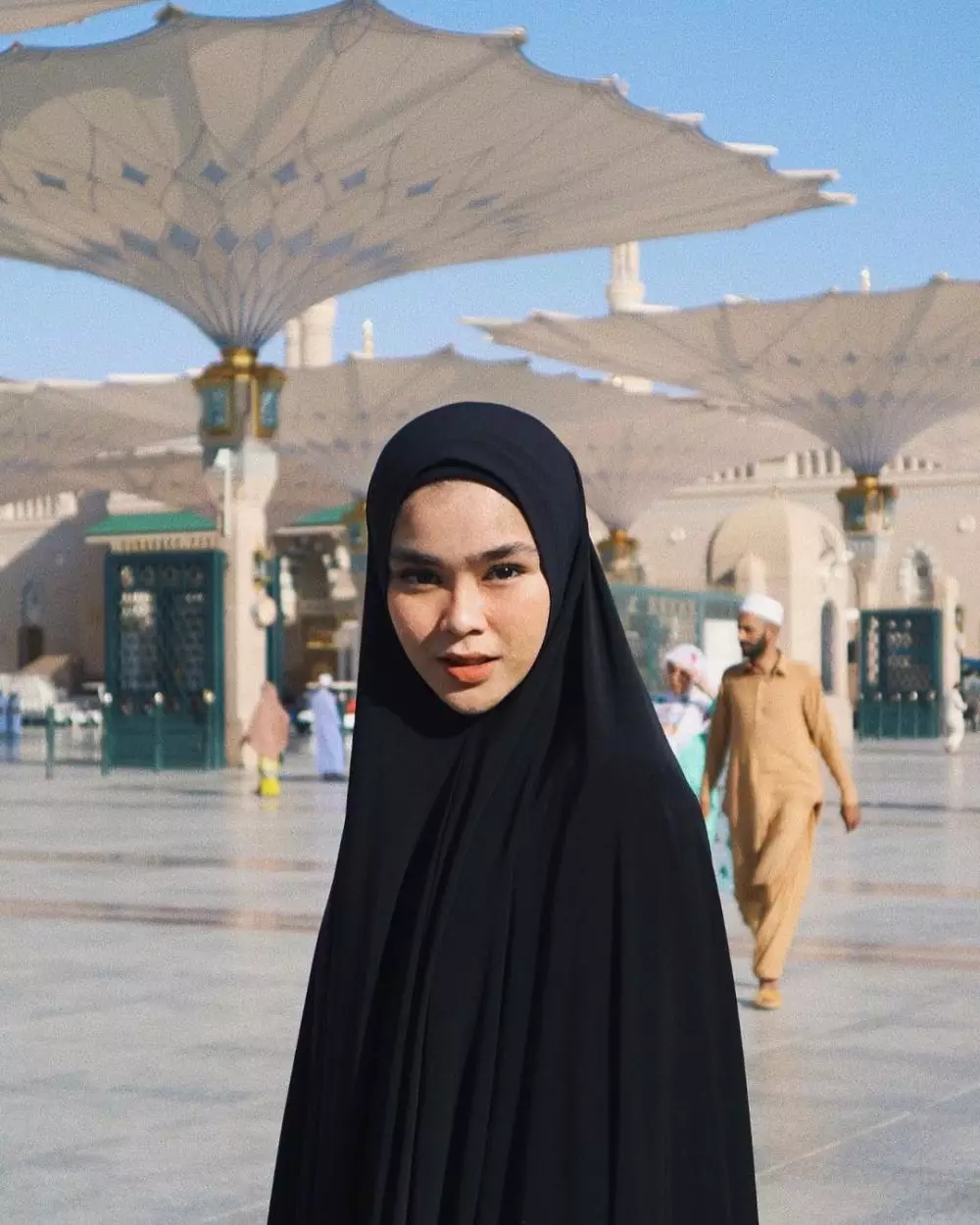 10 Gaya hijab hypebeast Sivia Azizah, mana favoritmu? berbagai sumber