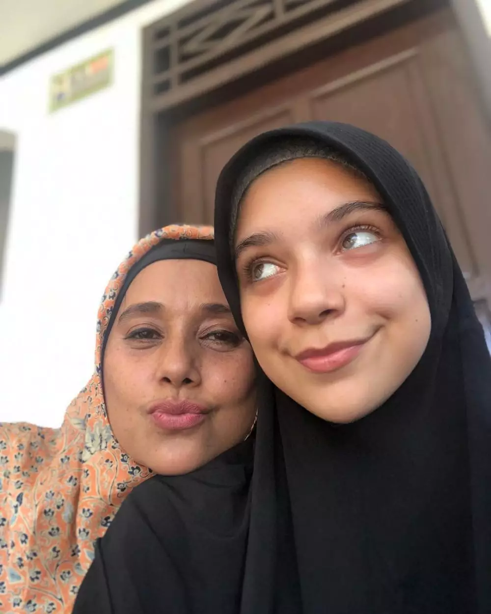 Ayu dan Isabel © Instagram