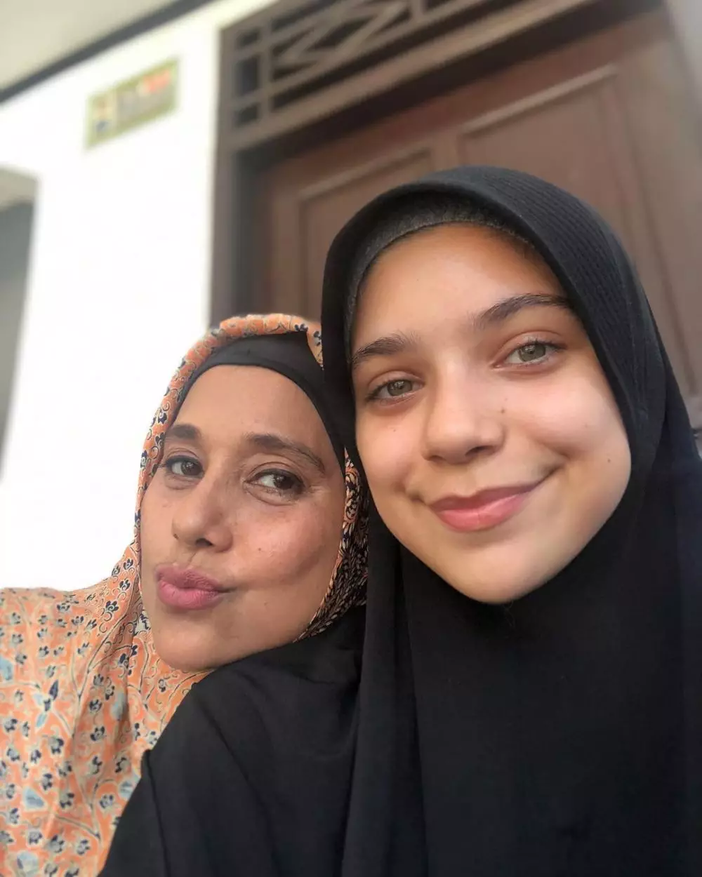 Ayu dan Isabel © Instagram