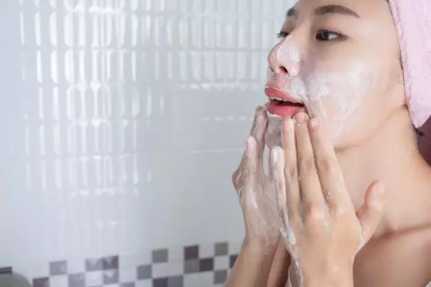 Cara menggunakan skincare freepik