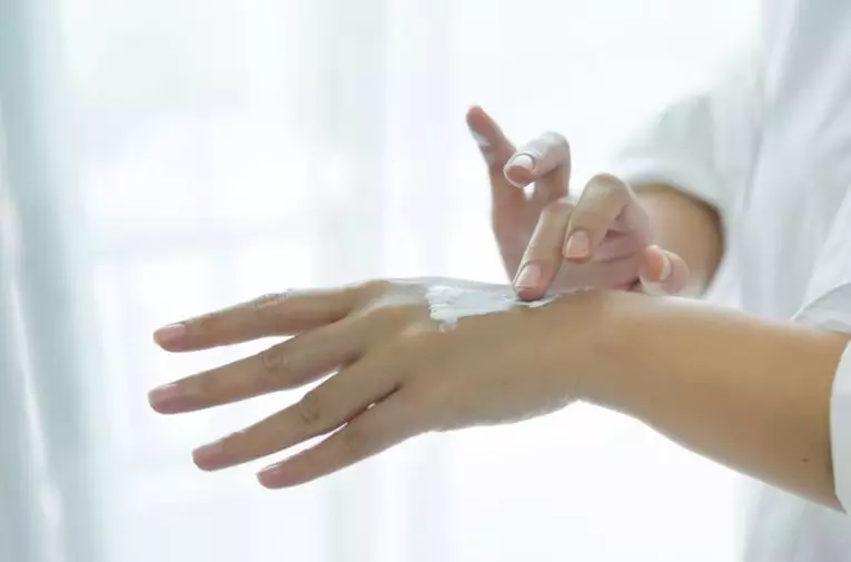 Perbedaan body lotion dan body serum   © 2022 berbagai sumber  Perbedaan body lotion dan body serum   © 2022 berbagai sumber