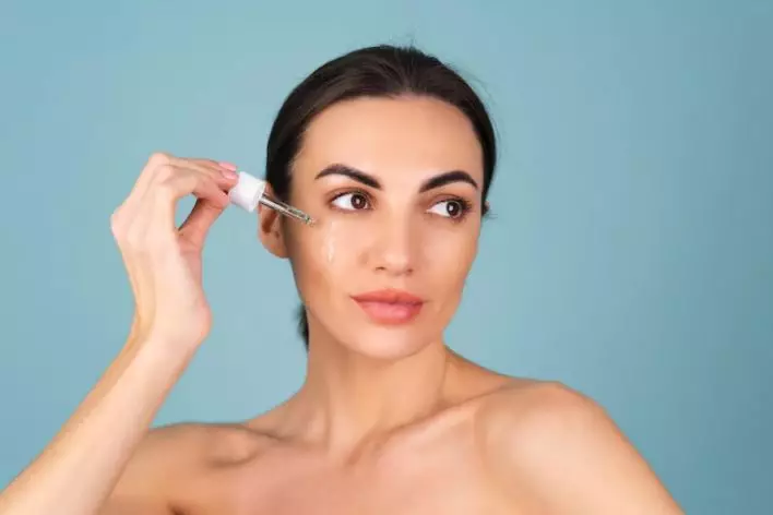 Perbedaan toner dan serum © 2022 berbagai sumber Perbedaan toner dan serum © 2022 berbagai sumber