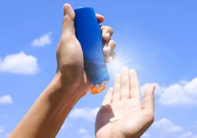 Manfaat sunscreen bagi wajah © 2022 brilio.net  Manfaat sunscreen bagi wajah © 2022 brilio.net