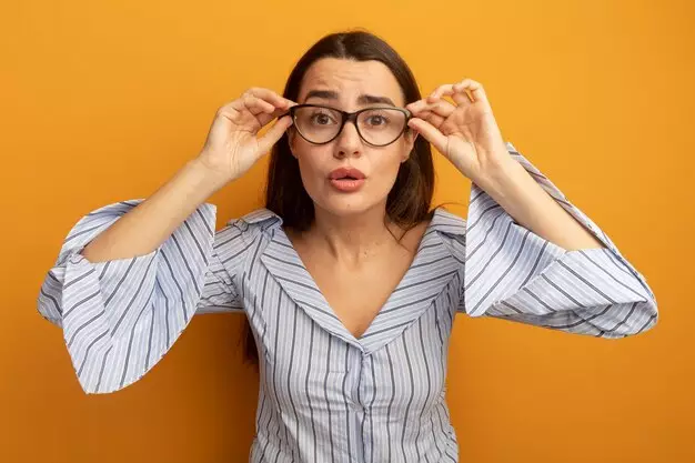 Tips memilih kacamata sesuai bentuk wajah ©