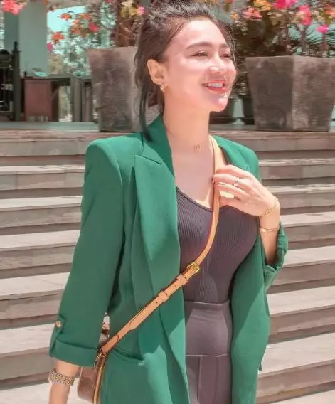 4 Tips wajah glowing alami Wika Salim, rutin perawatan holywood peel Instagram 4 Tips wajah glowing alami Wika Salim, rutin perawatan holywood peel Instagram