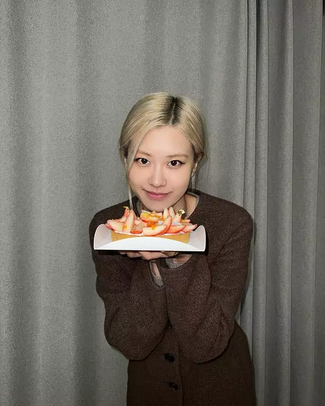 Cara wajah glowing ala Rose Blackpink Instagram Cara wajah glowing ala Rose Blackpink Instagram