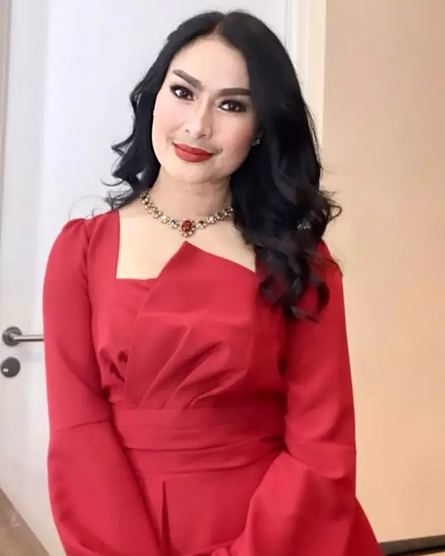 Perawatan kulit dan wajah Iis Dahlia Instagram