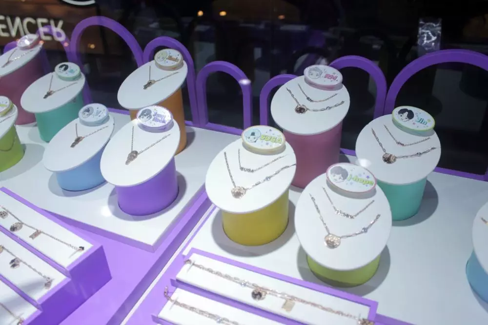 Koleksi Perhiasan Karakter BTS © 2022 brilio.net Koleksi Perhiasan Karakter BTS © 2022 brilio.net