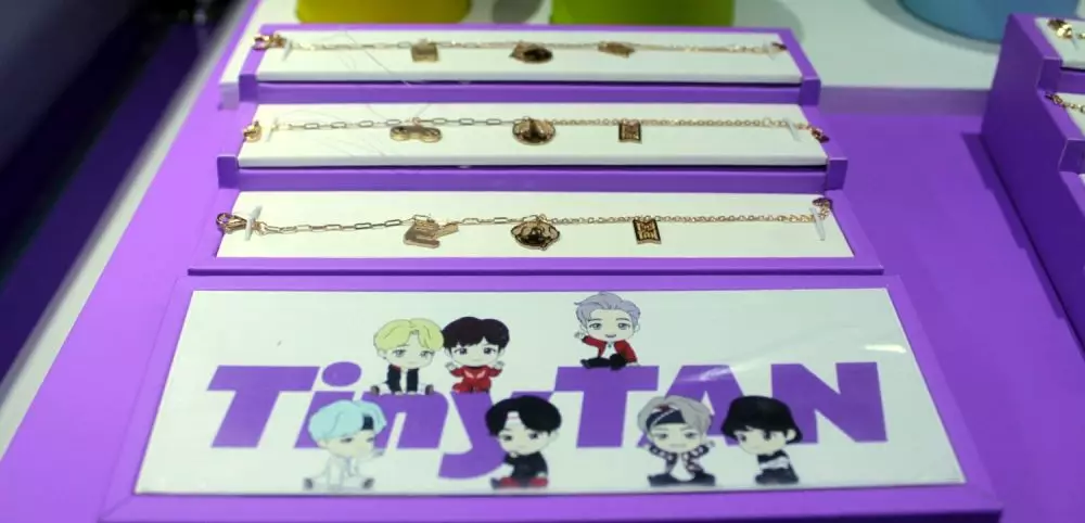 Koleksi Perhiasan Karakter BTS © 2022 brilio.net Koleksi Perhiasan Karakter BTS © 2022 brilio.net