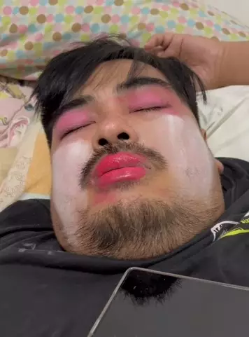 Ayah ini pasrah wajahnya dirias putri kecilnya sampai bikin pangling TikTok