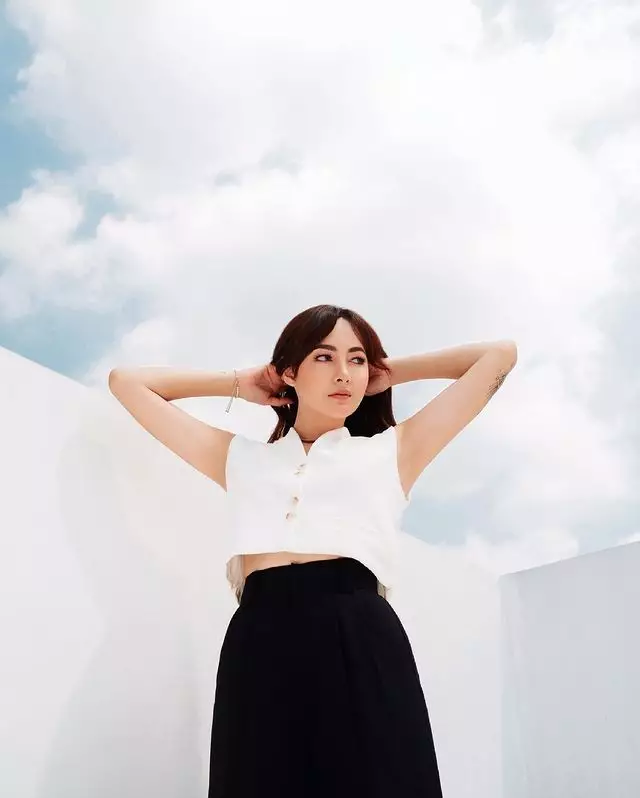 Perawatan wajah awet muda Dewi Rezer  Instagram