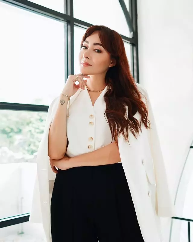 Perawatan wajah awet muda Dewi Rezer  Instagram