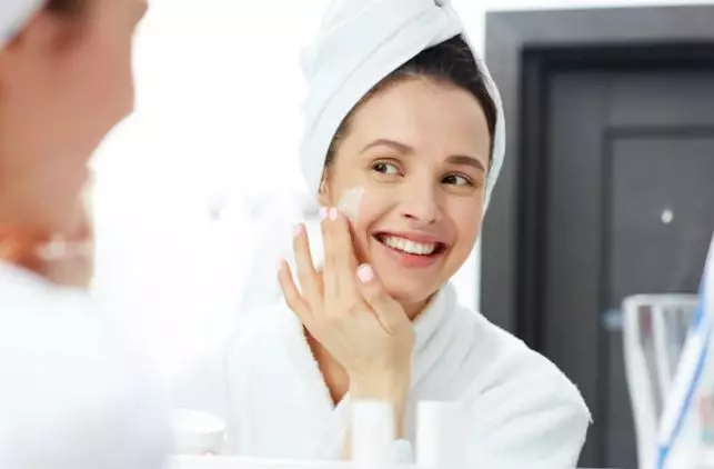 Tips makeup tahan lama dan anticrack untuk kulit kering freepik.com