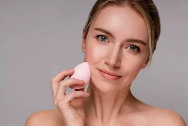 Tips makeup tahan lama dan anticrack untuk kulit kering freepik.com