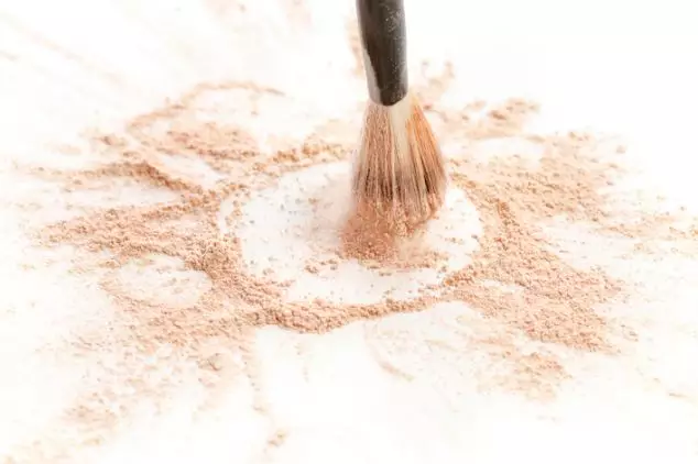 Tips makeup tahan lama dan anticrack untuk kulit kering freepik.com