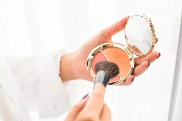 Tips makeup tahan lama dan anticrack untuk kulit kering freepik.com