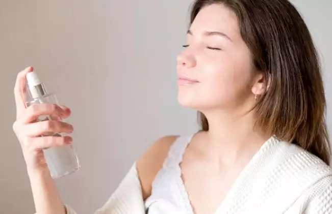 Tips makeup tahan lama dan anticrack untuk kulit kering freepik.com