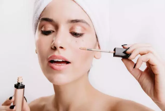 Tips makeup kulit berjerawat freepik.com