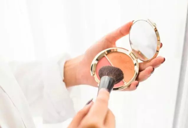 Tips makeup kulit berjerawat freepik.com