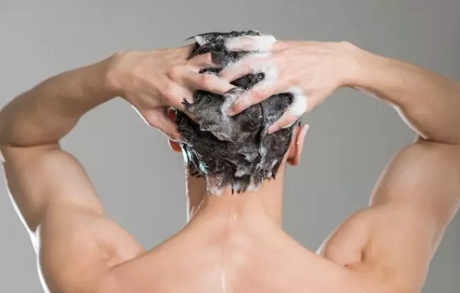 Tips merawat rambut kering untuk pria freepik.com Tips merawat rambut kering untuk pria freepik.com