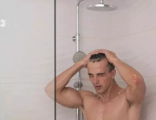 Tips merawat rambut kering untuk pria freepik.com Tips merawat rambut kering untuk pria freepik.com