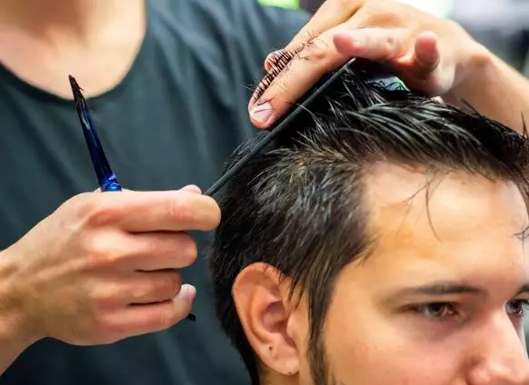 Tips merawat rambut kering untuk pria freepik.com Tips merawat rambut kering untuk pria freepik.com