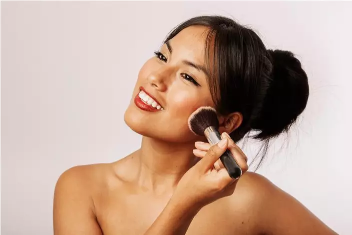 Step daily makeup ala Selena Gomez Freepik.com Step daily makeup ala Selena Gomez Freepik.com