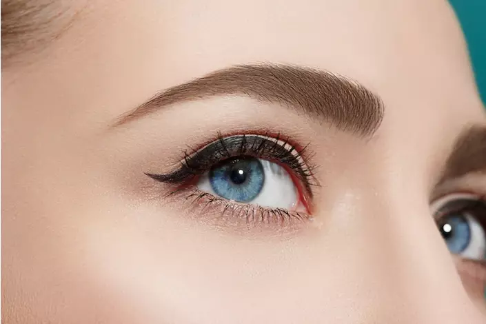 Step daily makeup ala Selena Gomez Freepik.com Step daily makeup ala Selena Gomez Freepik.com